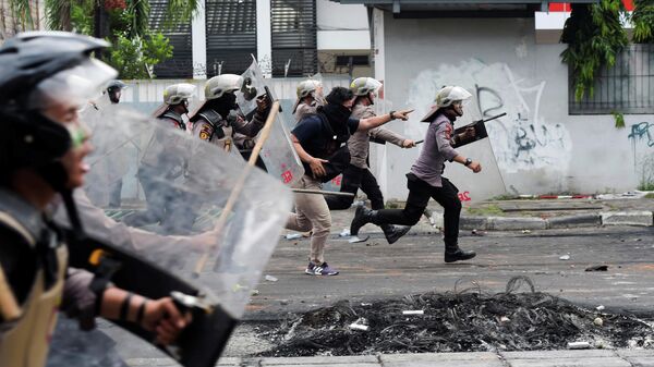 Полиция разгоняет демонстрантов в Танах Абанге в Джакарте, Индонезия