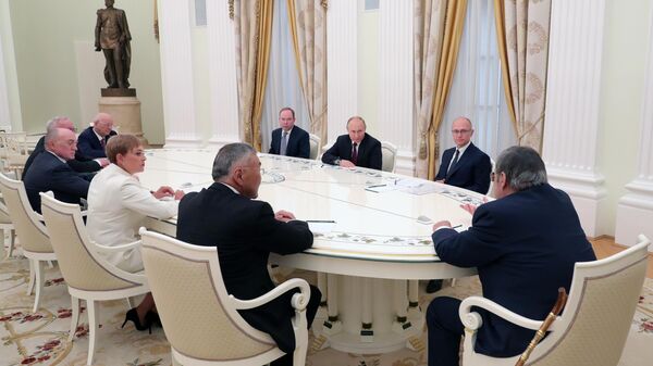 Владимир Путин во время встречи с ушедшими в отставку руководителями ряда субъектов России. 23 мая 2019