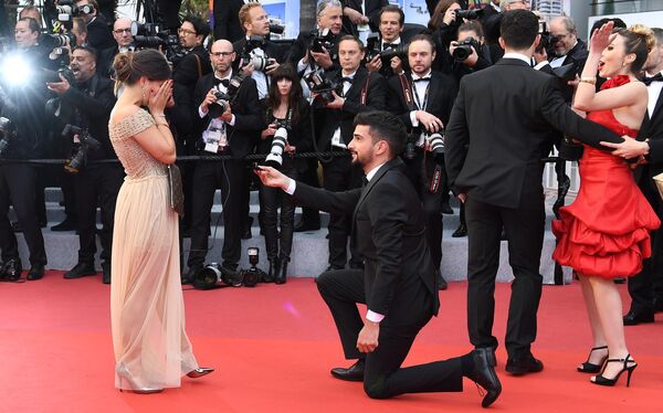 Мужчина делает предложение девушке на красной дорожке премьеры фильма Тайная жизнь (A Hidden Life) в рамках 72-го Каннского международного кинофестиваля