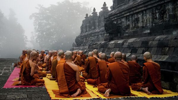 Буддийские монахи молятся в день рождения Будды в храмовом комплексе Боробудур. 18 мая 2019 