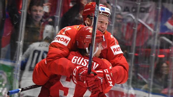 Хоккеисты сборной России Кирилл Капризов и Никита Гусев радуются заброшенной шайбе