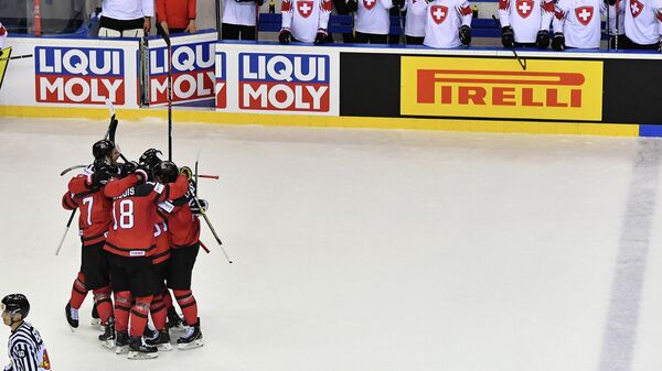 Хоккеисты сборной Канады радуются заброшенной шайбе в ворота швейцарцев