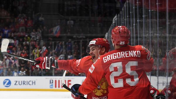 Хоккеисты  сборной России радуются заброшенной шайбе