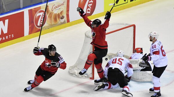Хоккеисты сборной Канады радуются заброшенной шайбе в ворота швейцарцев