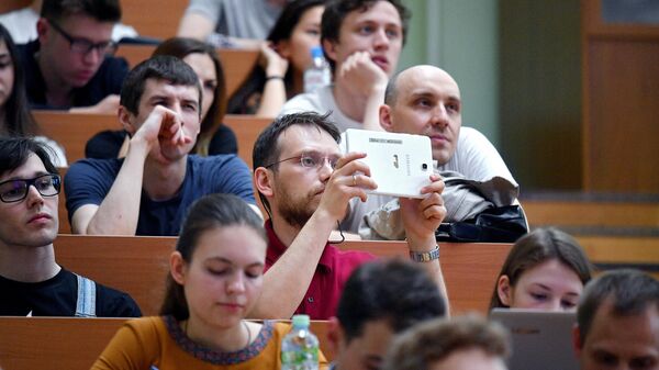 Студенты во время лекции генерального директора госкорпорации Роскосмос Дмитрия Рогозина в МГУ