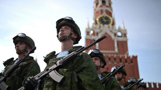 Военнослужащие на Красной площади 