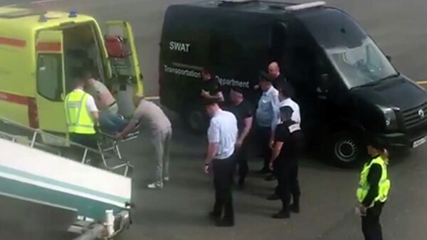 Сотрудники полиции и службы спасения во время госпитализации пассажира рейса Москва — Симферополь компании Red Wings. 23 мая 2019