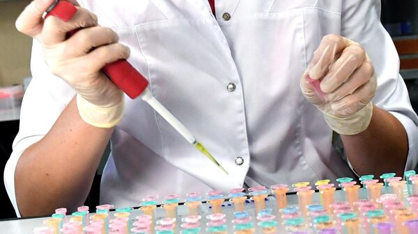Сотрудник лаборатории производит пробы в Медико-генетическом центре в Москве