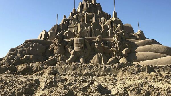 Скульптура из песка, созданная в рамках Фестиваля песка на пляже Хэундэ в Республике Корея