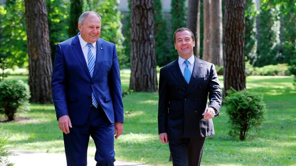 Председатель правительства РФ Дмитрий Медведев и премьер-министр Белоруссии Сергей Румас во время встречи