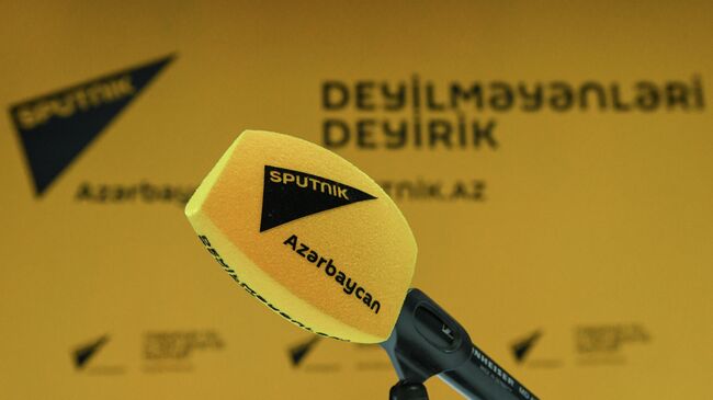 Микрофон в студии Sputnik Азербайджан