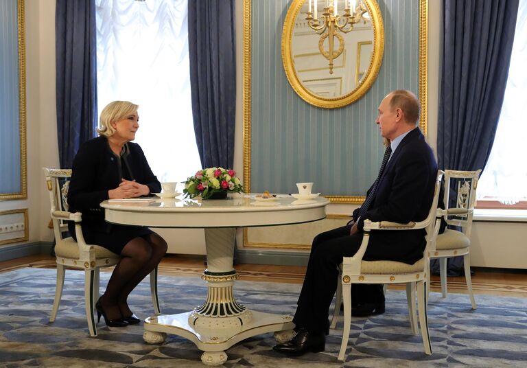 Президент РФ Владимир Путин и лидер политической партии Франции Национальный фронт, кандидат в президенты Франции Марин Ле Пен во время встречи Президент РФ Владимир Путин и лидер политической партии Франции Национальный фронт, кандидат в президенты Франции Марин Ле Пен во время встречи