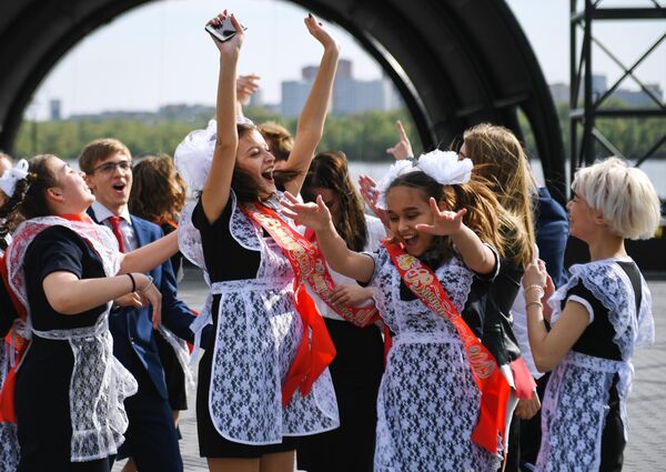 Выпускники средних школ гуляют после празднования последнего звонка на Михайловской набережной в Новосибирске