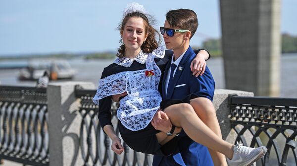 Выпускники средних школ гуляют после празднования последнего звонка на Михайловской набережной в Новосибирске