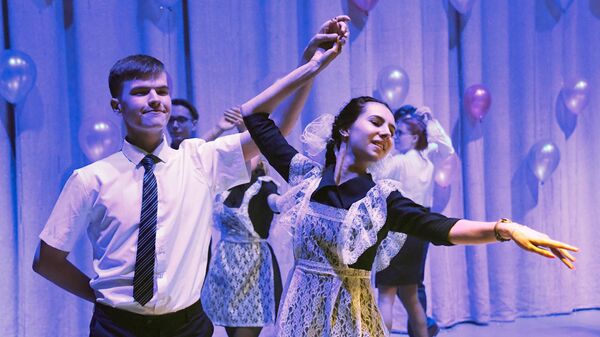 Школьники танцуют во время последнего звонка в Доме офицеров Забайкальского края в Чите