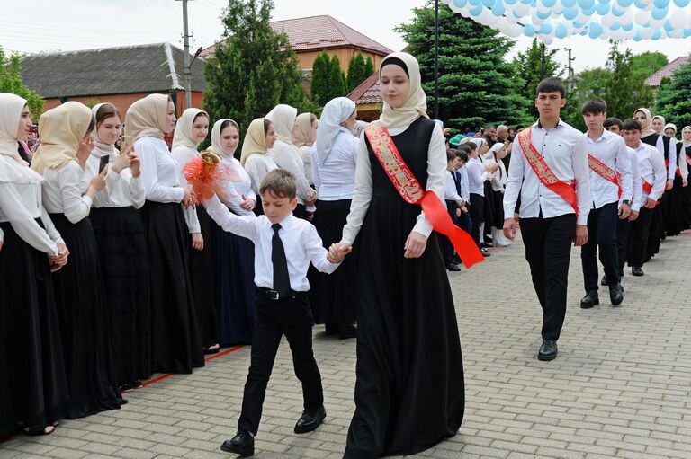 Школьники во время последнего звонка в школе №1 в селе Ахмат-Юрт