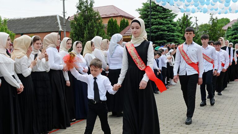 Школьники во время последнего звонка в школе №1 в селе Ахмат-Юрт