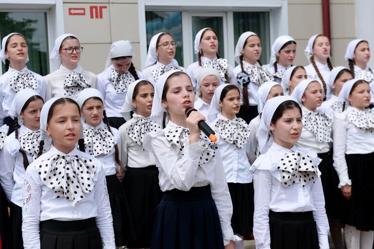 Школьники выступают во время последнего звонка в школе №1 в селе Ахмат-Юрт