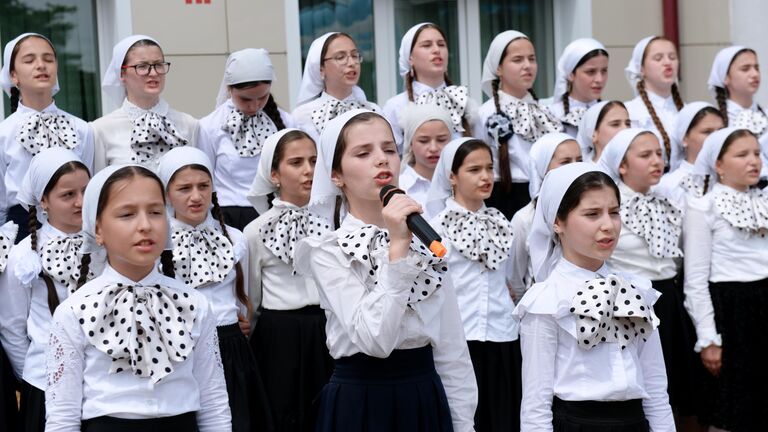 Школьники выступают во время последнего звонка в школе №1 в селе Ахмат-Юрт