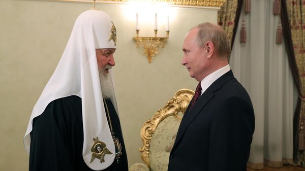 Президент России Владимир Путин поздравляет патриарха Московского и Всея Руси Кирилла