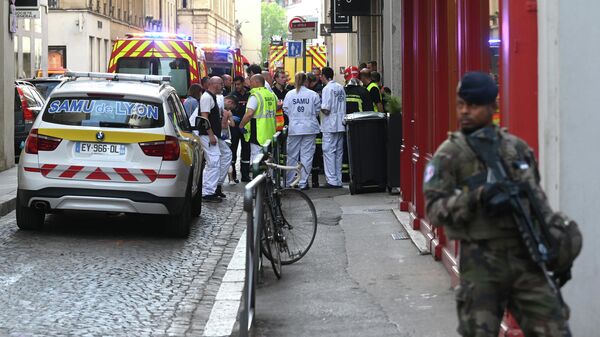 Спасатели на месте взрыва в Лионе, Франция