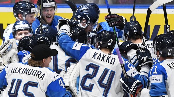 Игроки сборной Финляндии празднуют выход в финал чемпионата мира после победы над Россией