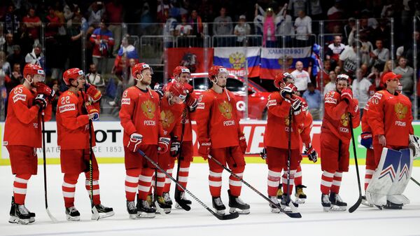 Хоккеисты сборной России после поражения от финнов