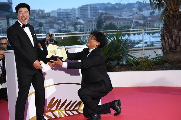 Южнокорейские актер Сон Кан-хо (слева) и режиссер Пон Джун-хо, получивший премию Золотая пальмовая ветвь за фильм Паразиты на церемонии закрытия 72-го Каннского международного кинофестиваля