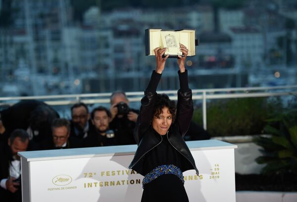 Французский режиссер Мати Диоп, получившая Гран-при за фильм Атлантика (Atlantique \ Atlantics), на церемонии закрытия 72-го Каннского международного кинофестиваля
