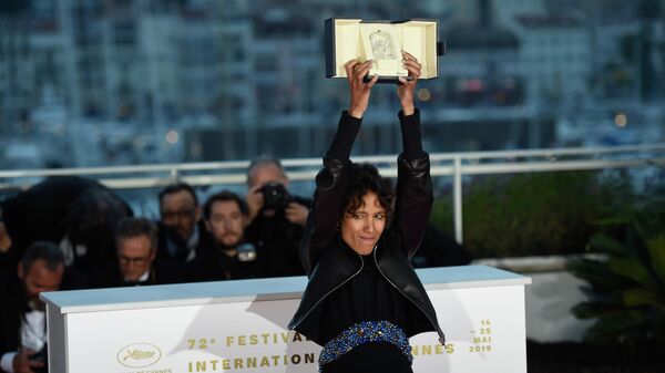 Французский режиссер Мати Диоп, получившая Гран-при за фильм Атлантика (Atlantique \ Atlantics), на церемонии закрытия 72-го Каннского международного кинофестиваля