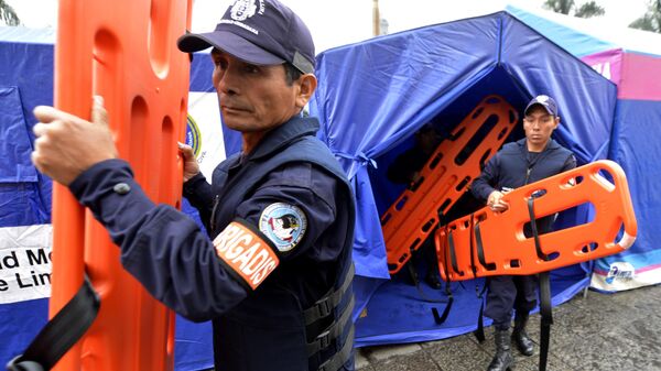 Сотрудники спасательной службы Перу
