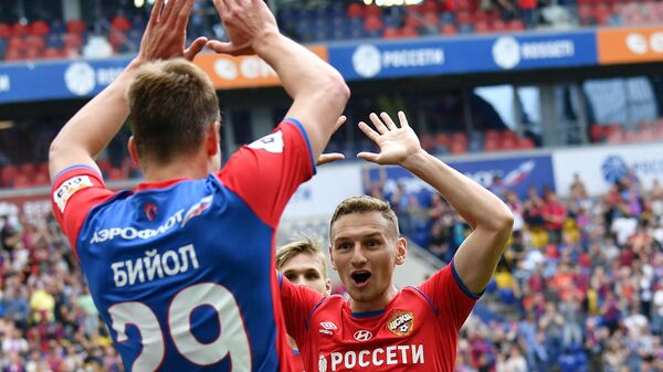 Футболисты ЦСКА Федор Чалов (справа) и Яка Бийол радуются забитому голу