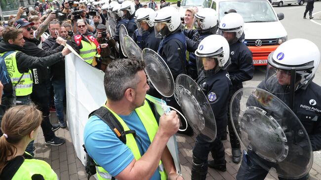 Столкновение демонстрантов с полицией во время акции протеста желтых жилетов в Брюсселе, Бельгия. 26 мая 2019