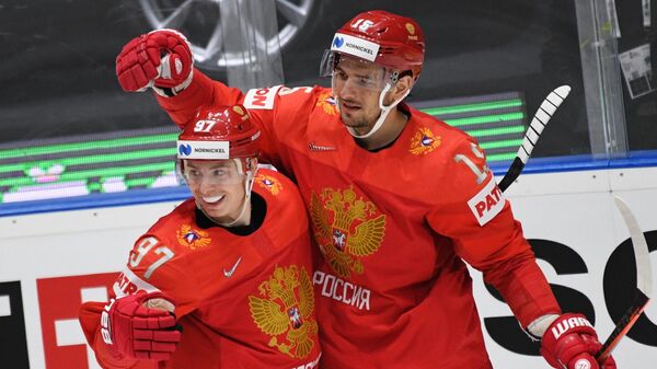 Игроки сборной России радуются забитой шайбе в матче чемпионата мира по хоккею за третье место между сборными командами России и Чехии