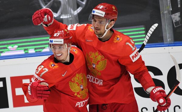 Игроки сборной России радуются забитой шайбе в матче чемпионата мира по хоккею за третье место между сборными командами России и Чехии