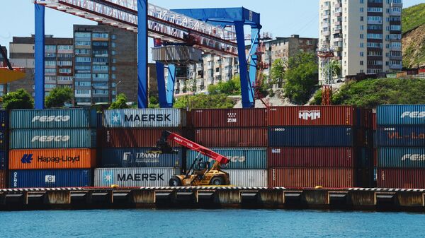 Грузовые контейнеры во Владивостокском морском торговом порту