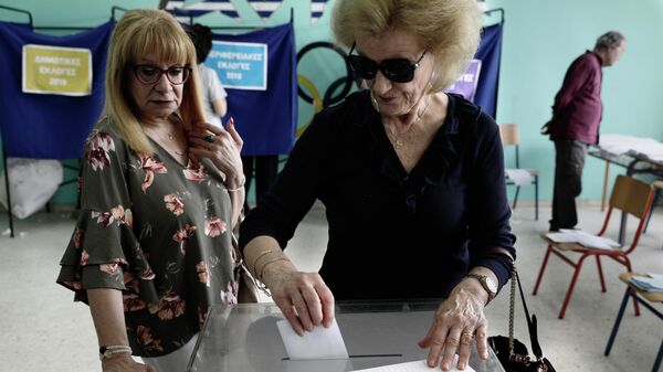Избиратели во время голосования на выборах в Европейский парламент на одном их избирательных участков в Афинах. 26 мая 2019