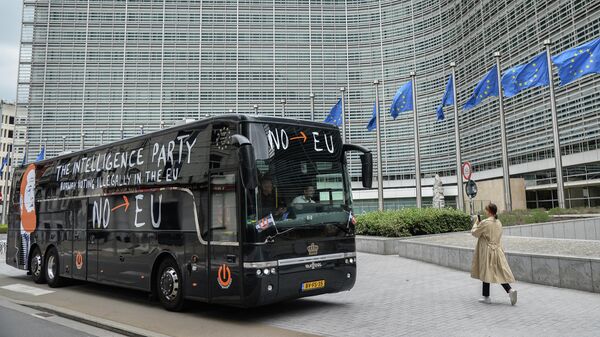 Агитационный автобус у Штаб-квартиры Европарламента в Брюсселе во время заключительного деня выборов в Европейский парламент. 26 мая 2019