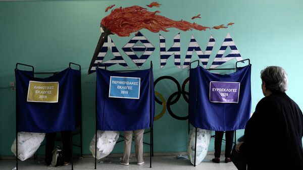 Избиратели во время голосования на выборах в Европейский парламент на одном их избирательных участков в Афинах. 26 мая 2019