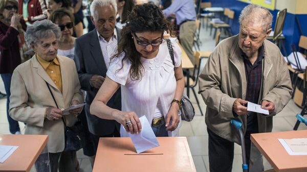 Избиратели голосуют на одном из избирательных участков в Мадриде в заключительный день голосования на выборах в Европейский парламент. 26 мая 2019
