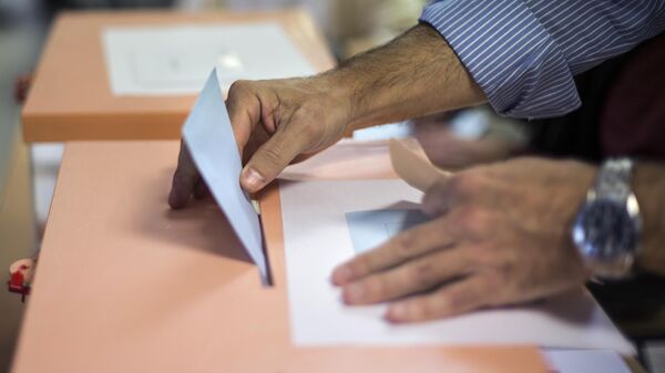 Избиратель голосует на одном из избирательных участков 
