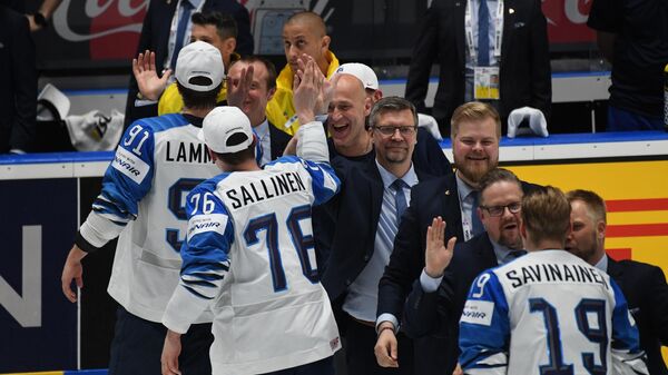 Хоккеисты сборной Финляндии и Юкка Ялонен