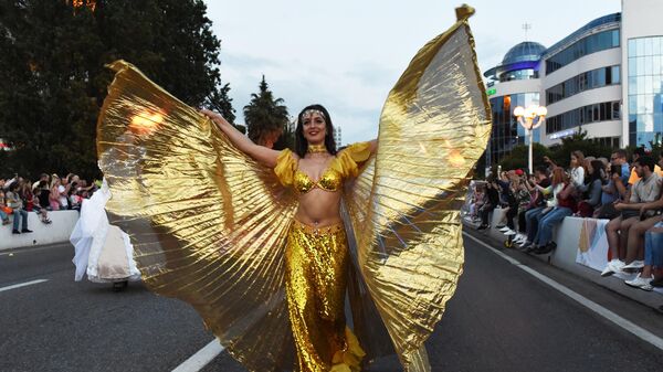 Участница карнавала в Сочи в честь официального открытия курортного сезона