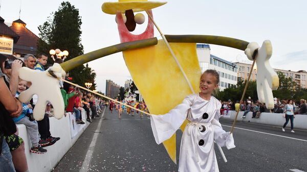 Участница карнавала в Сочи в честь официального открытия курортного сезона