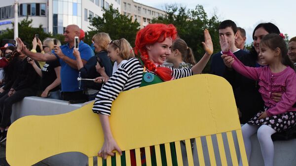 Участница и гости карнавала в Сочи в честь официального открытия курортного сезон