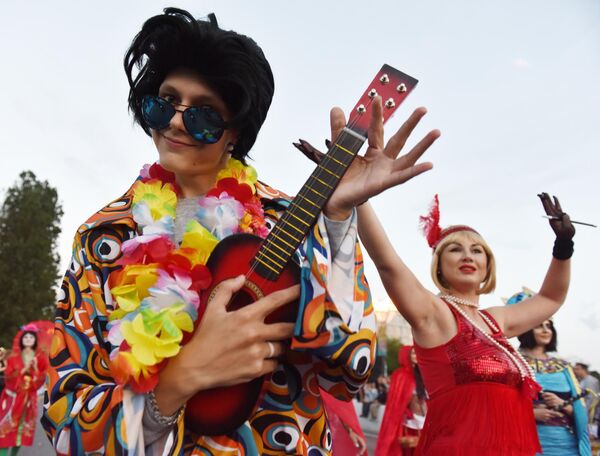 Участники карнавала в Сочи в честь официального открытия курортного сезона