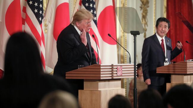 Президент США Дональд Трамп на пресс-конфернции с премьер-министром Японии Синдзо Абэ. 27 мая 2019 
