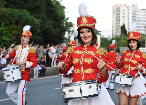Участники карнавала в Сочи в честь официального открытия курортного сезона
