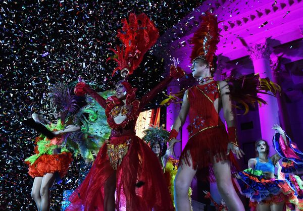 Участницы карнавала в Сочи в честь официального открытия курортного сезона