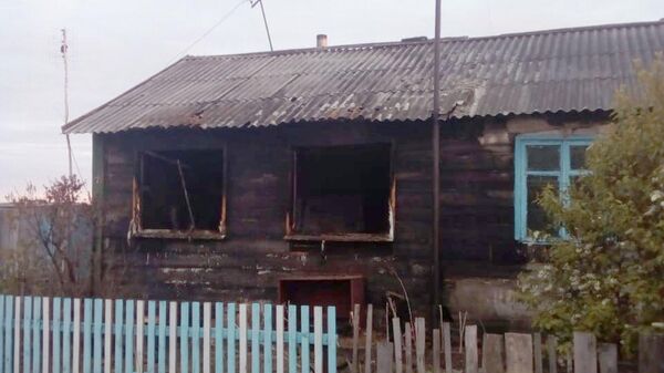 Дом в селе Вторая Петропавловка Венгеровского района Новосибирской области, в котором погибли трое маленьких детей в результате пожара